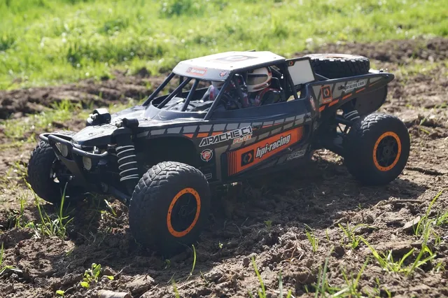 Jeep Cu Acumulator RC 4 Motoare 12V