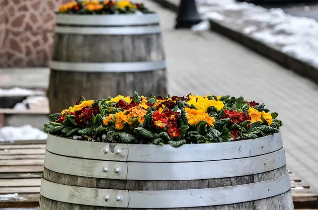 Suport din lemn in forma de butoi pentru 4 sticle de vin
