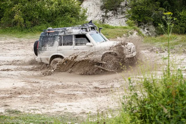 Jeep Cu Acumulator RC 4 Motoare 12V